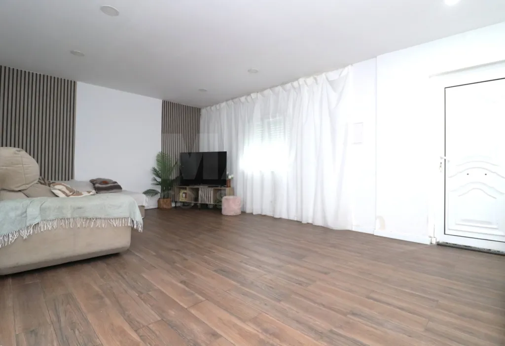 Moradia V2 com garagem e anexos em Fernão Ferro