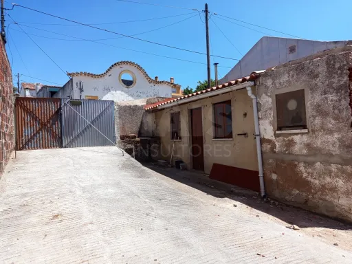 Quinta com duas moradias em ruína, poço e anexo com T0!