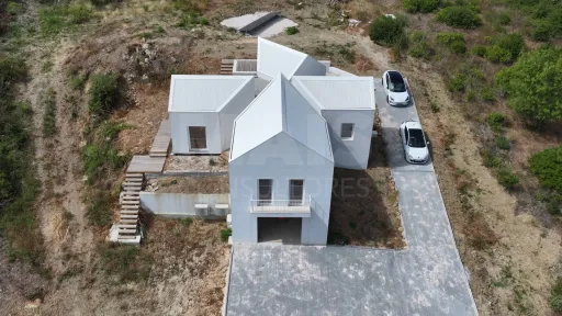 🏡 Moradia T2+1 Nova em Refugidos com Piscina– Viva com Conforto, Estilo e Tranquilidade
