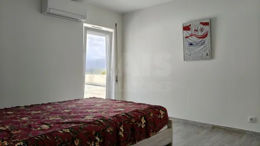 MORADIA T3 Remodelada, Mobilada c/ Suite Master, Terraço, Garagem, Vista Serra, Perto das Praias!