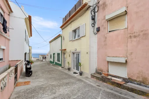 Moradia com 3 apartamentos e vista mar