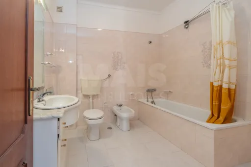 Oportunidade no Porto Alto, moradia T4+1 com 204m2 e logradouro.