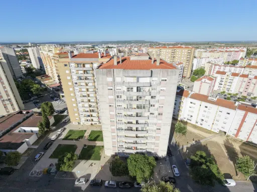 T3 no Carregado com excelentes areas com varanda e parqueamento
