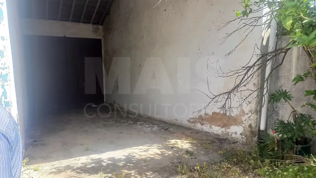 Moradia T2+1 para Remodelar com 676 m² de Terreno | Vila Chã de Ourique