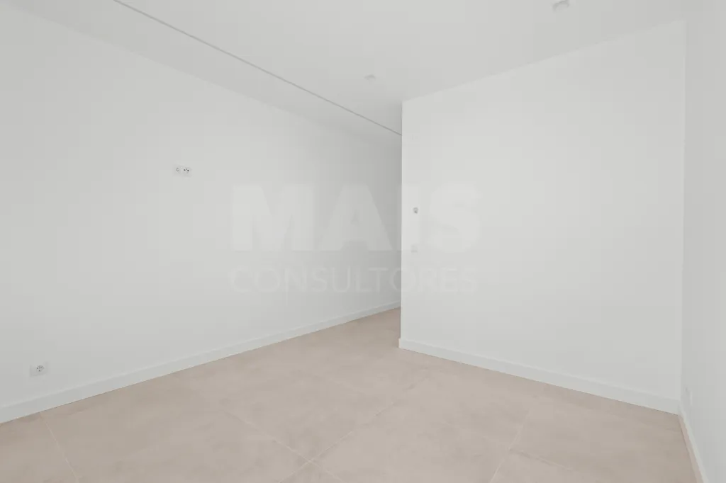4-bedr. house on 2-hectare plot in Carvalhal