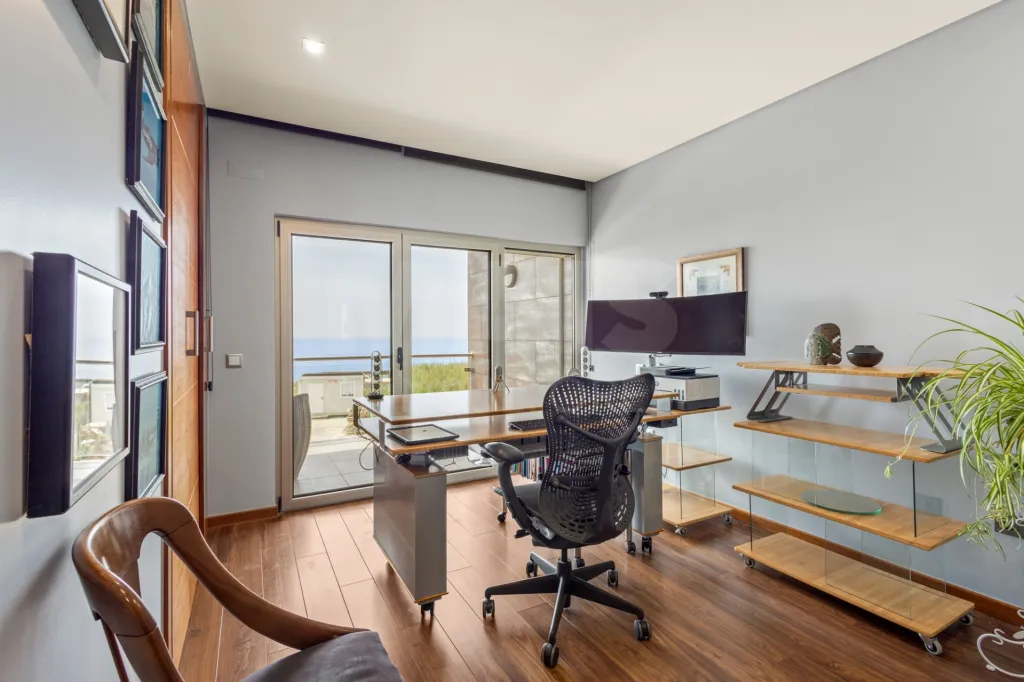 Moradia T4 com Vista Mar, Jacuzzi Panorâmico e Energia Solar | Lourinhã