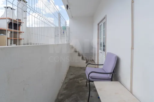 T2 on 1st floor with terrace and barbecue in the center of Salvaterra - opportunity