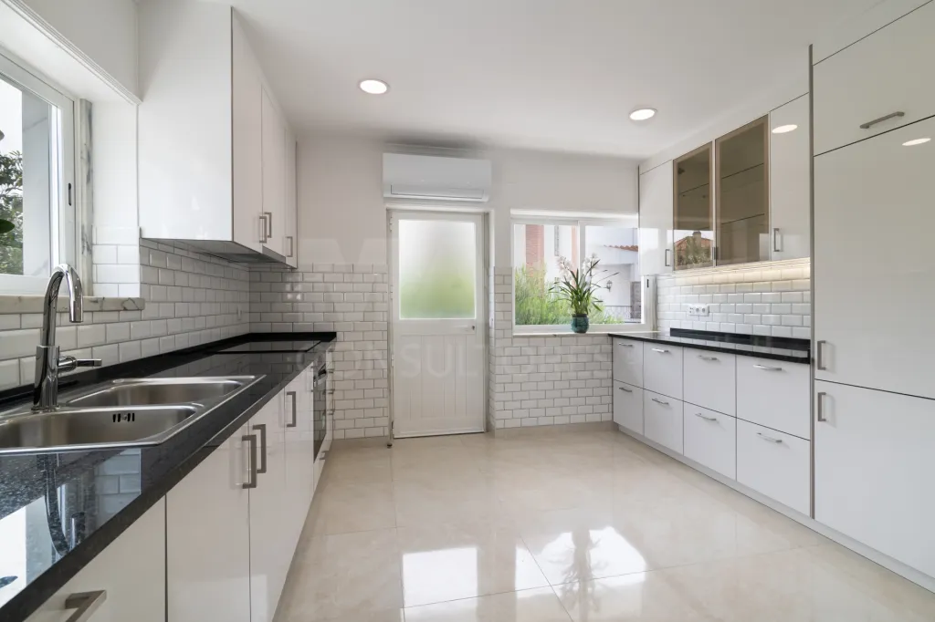 Moradia Isolada T4 Renovada — Abuxarda / Alvide, Cascais