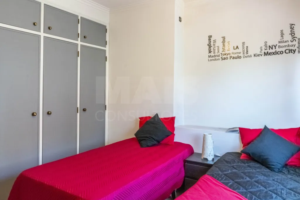 Moradia T5, com garagem e espaço exterior, Caneças