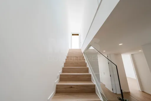 Moradia T3+2 Moderna com Vista Mar e Terraço Panorâmico