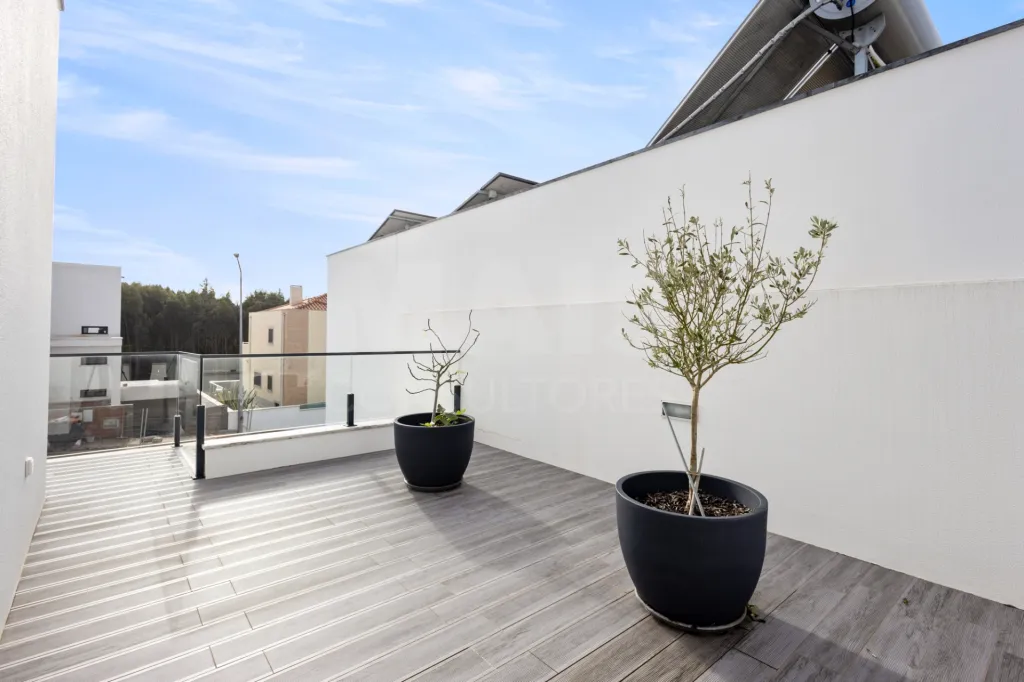 Moradia semi-nova T3 com piscina e vista mar