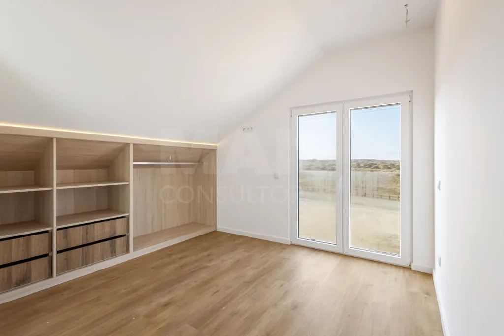Moradia T2 com quintal e vista mar junto aos Supertubos