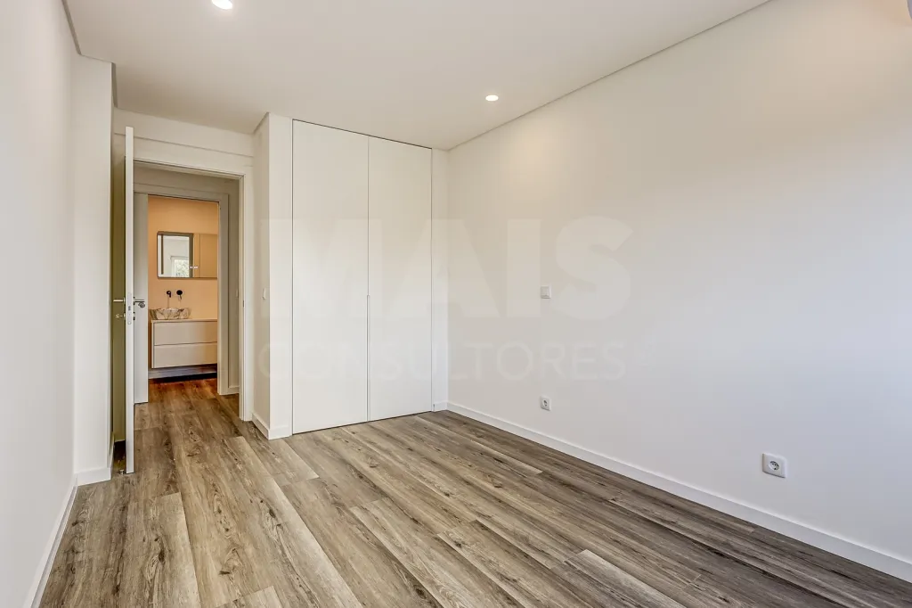 Apartamento T3 totalmente remodelado na Póvoa de Santa Iria com parqueamento