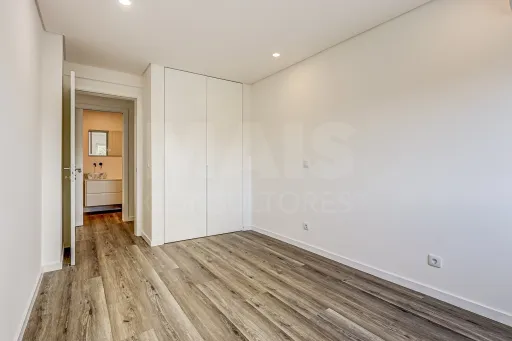 Apartamento T3 totalmente remodelado na Póvoa de Santa Iria com parqueamento
