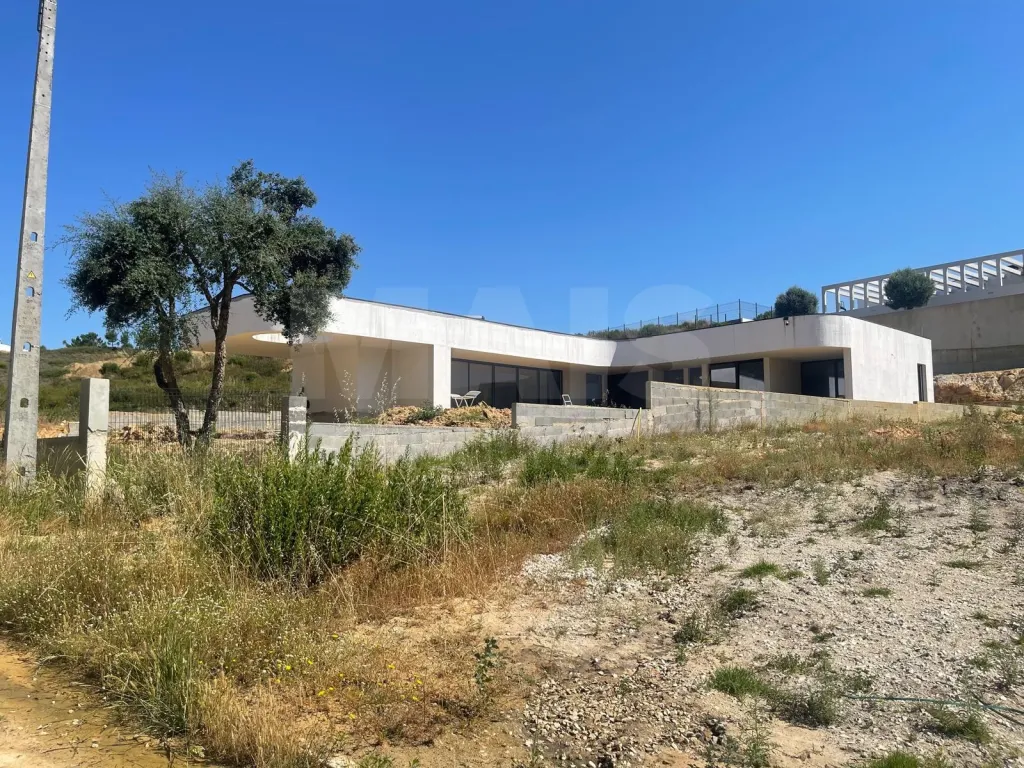 Moradia térrea contemporânea em fase final, com piscina infinita e jacuzzi em lote de 1.500 m²