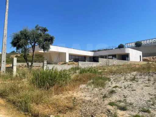 Moradia térrea contemporânea em fase final, com piscina infinita e jacuzzi em lote de 1.500 m²