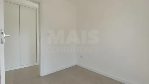 Moradia Térrea c/ Piscina, Jardim, Anexo, Garagem e Parqueamento, Inserida em Lote de 3.476m2 !
