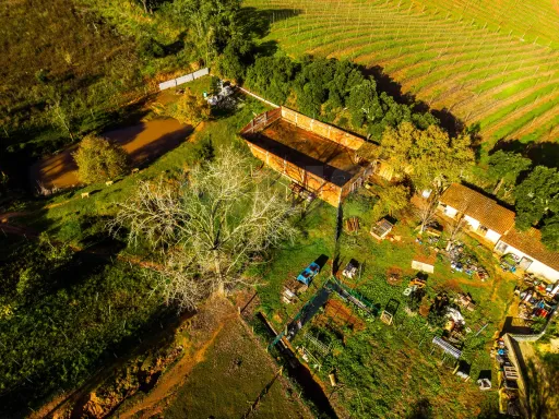 Moradia em ruínas num terreno de 10.699m2