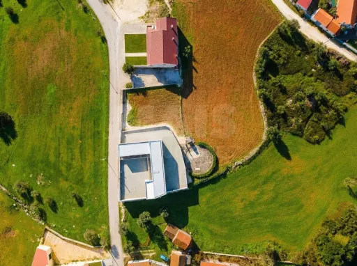 Moradia T3 Térrea Moderna em terreno c/ 2.610m2