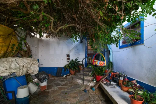 Duas Moradias com Terreno de 1.480 m² no centro da Lourinhã
