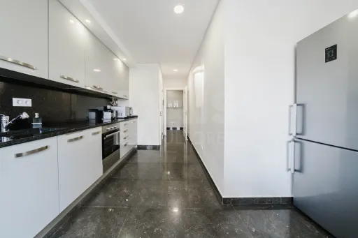 Apartamento recente com piscina e excelente exposição solar junto à praia do Baleal
