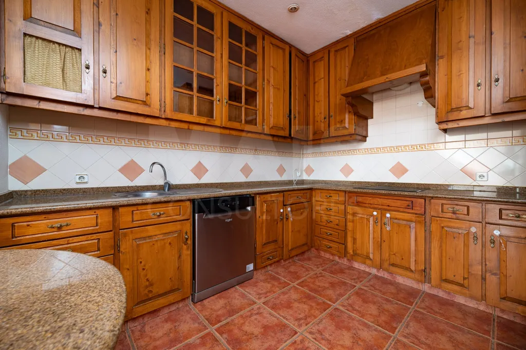 5-bedr. house in Salvaterra de Magos with patio