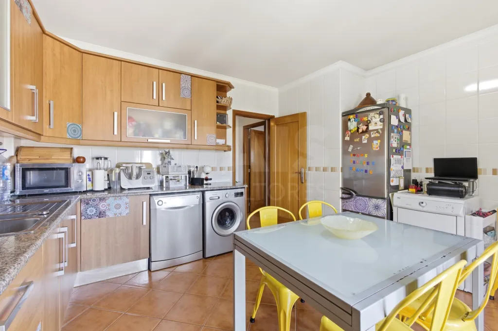 Apartamento T2 com varandas e arrecadação em Peniche