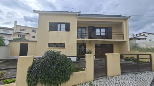 Moradia T3 com Garagem e Logradouro em Peniche