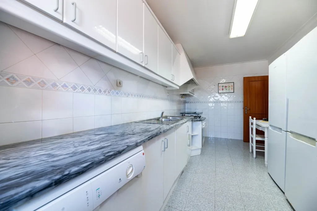 Apartamento T2 com Varanda e Arrecadação em Agualva Cacem - Sintra