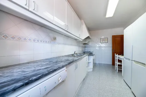 Apartamento T2 com Varanda e Arrecadação em Agualva Cacem - Sintra