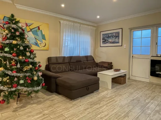 3-bedr. house in Manique with 1-bedr. annex for profit