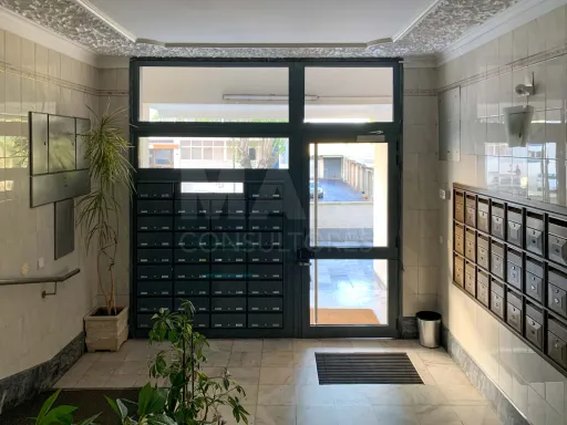Apartamento com 4 assoalhadas em prédio com elevador