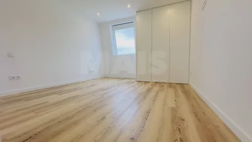 Apartamento T4 Totalmente Remodelado | Centro da Lourinhã | Espaço, Elegância e Conforto