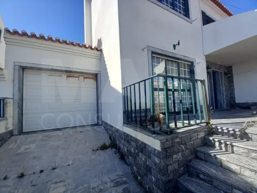 Moradia de 5 Assoalhadas em Ribamar C/ lote de 300m2 e Sótão amplo