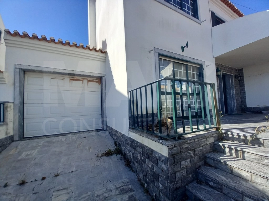 Moradia de 5 Assoalhadas em Ribamar C/ lote de 300m2 e Sótão amplo