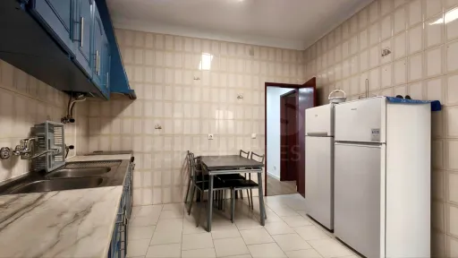 Apartamento T2 com Terraço e Potencial | Centro das Caldas da Rainha