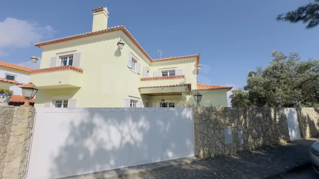 Exclusiva Moradia T4 com Jardim Privativo e Garagem | A minutos da Praia da Foz do Lizandro e da Ericeira