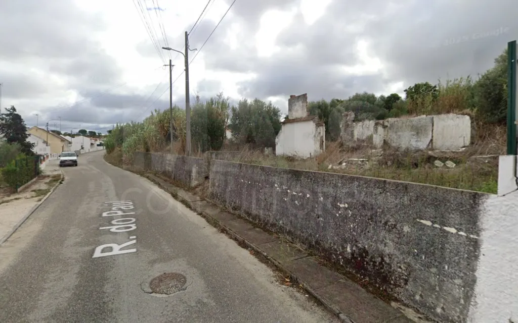 Moradia em Ruinas, em Foros do Paul Coruche, inserida num lote de terreno de 332 m2
