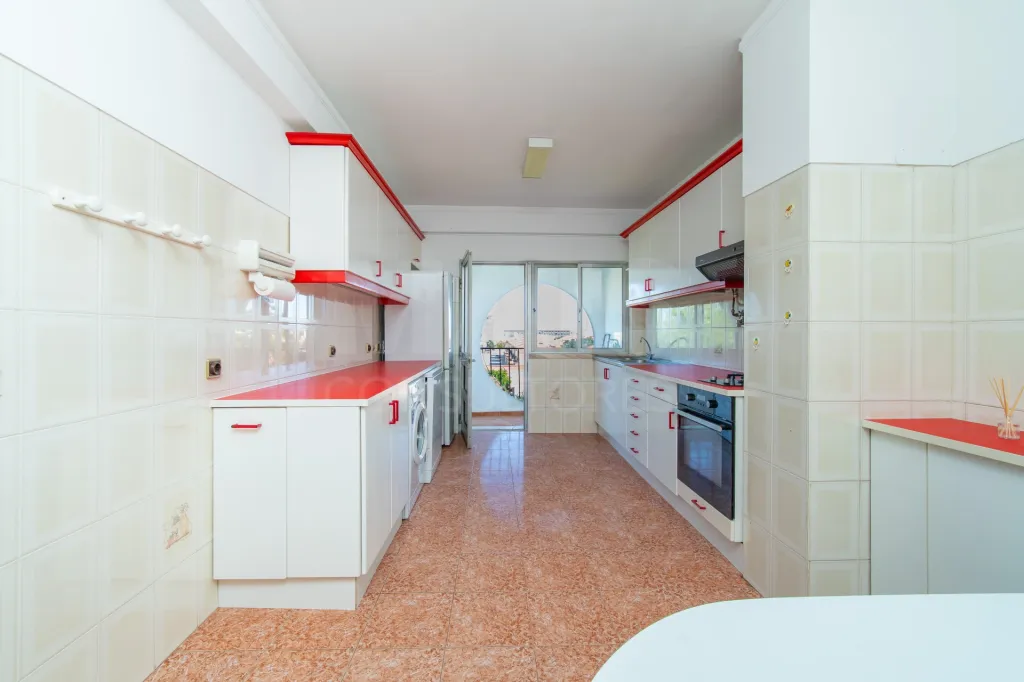 Apartamento T3 com varandas, arrecadação e vista desafogada em Samora Correia