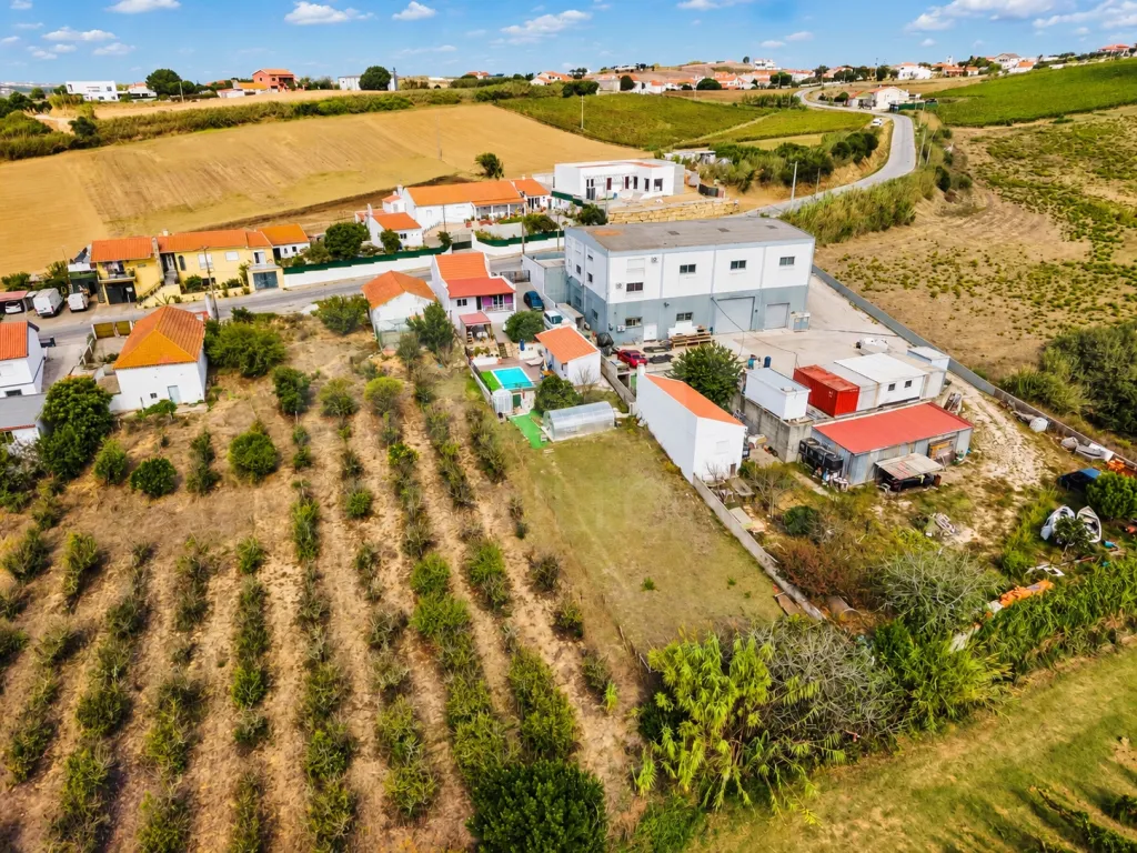 Moradia T2 com anexo T1, piscina e terreno de 1.000 m², em Torres Vedras