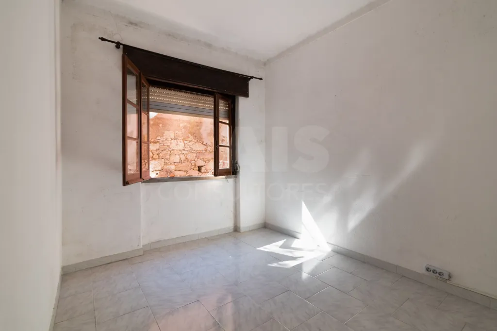 Prédio em propriedade total, localizado numa zona central da Lourinhã,