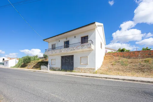 2-Bedroom House with Garage | 400 m² Lot | Ota – Alenquer