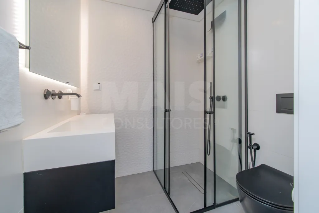 Apartamento T4 Remodelado | 210 m² | Parqueamento e Arrecadação
