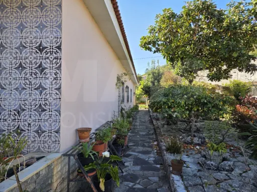 Moradia T3 com Jardim, Anexos e Enorme Potencial – Moitas Vendas