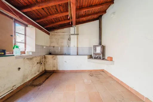 Quinta com duas moradias em ruína, poço e anexo com T0!