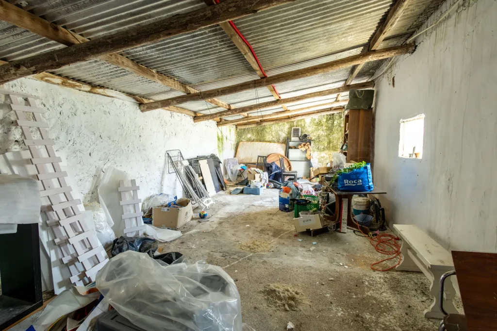 MAIS DE 300 m² DE CONSTRUÇÃO, PÁTIO PRIVADO E GRANDES ÁREAS DE APOIO | TURQUEL