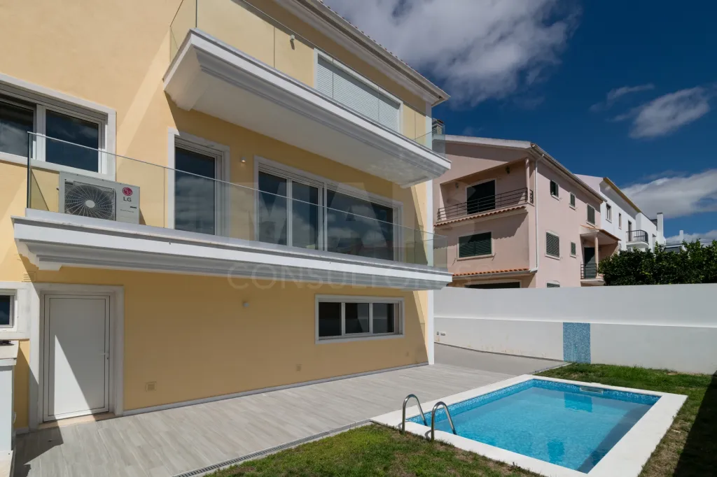 Moradia Geminada T4 + 1 com Piscina Famões