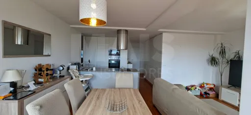 Apartamento T3 remodelado na Rua Adriano Correia de Oliveira
