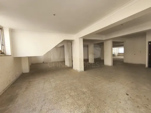 🏪 Loja Espaçosa no Cacém – 210m²  Excelente Localização Comercial