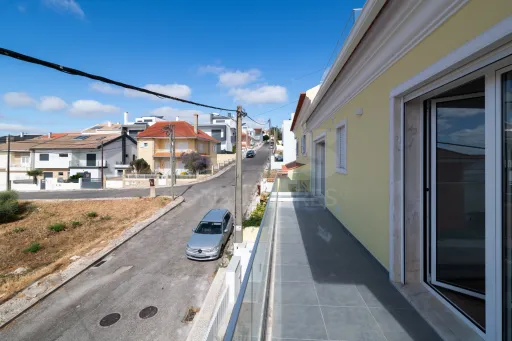 Moradia Geminada T4 + 1 em Famões